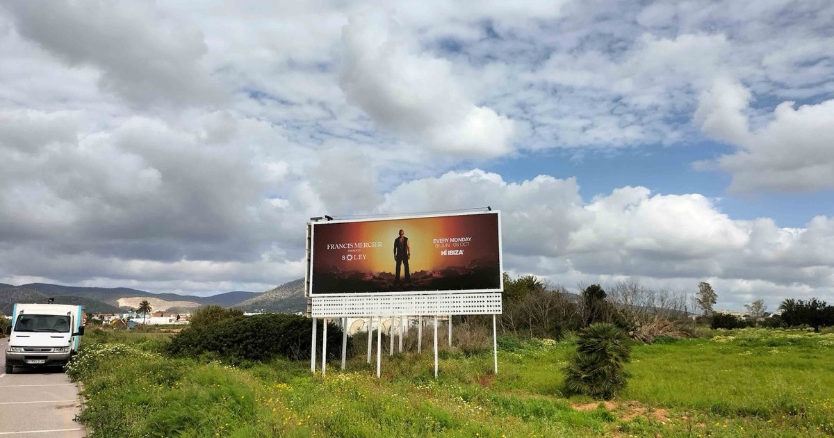 Valla publicitaria de un club de Ibiza en plena naturaleza, por Charly Bron