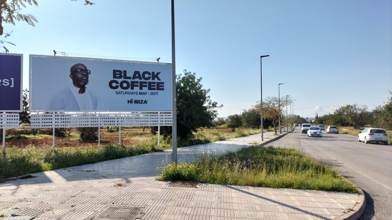Valla publicitaria de Black Coffee en Hï Ibiza junto a una carretera de la isla